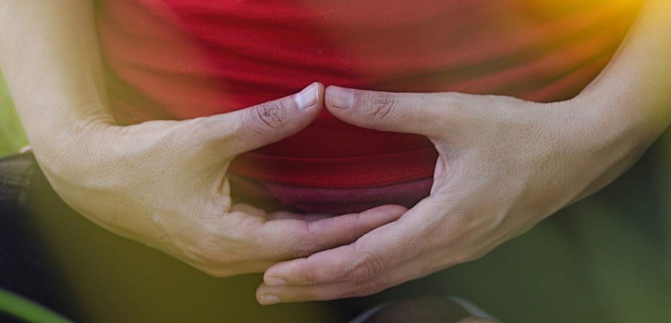 Manos en reposo sobre el regazo durante una práctica de meditación